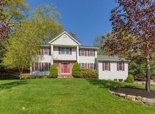 3 Kelly Ct, Tomkins Cove, NY 10986