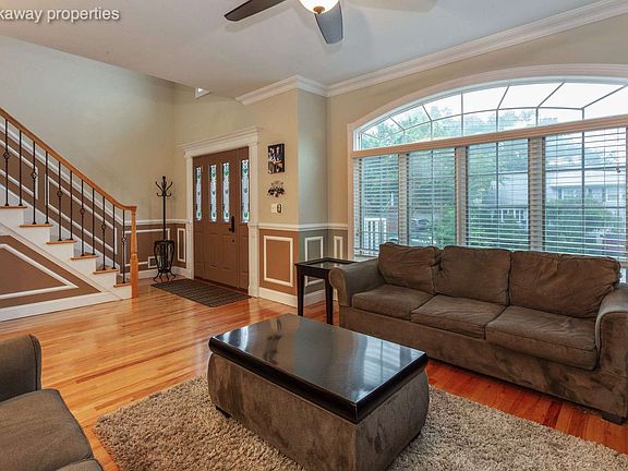 5th image of 211 Brehaut Ave