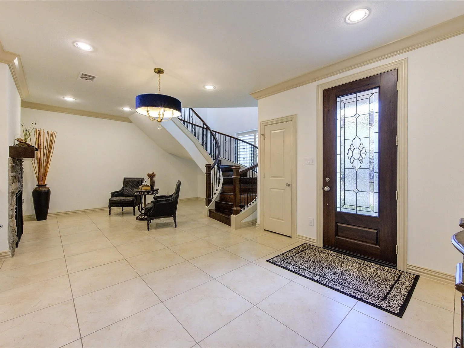 3 bed, 3.5 bath, 2930 sqft, $3,800 — Photo 4
