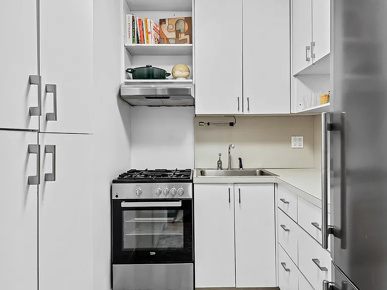 60 E 9th St #621 — Photo 4