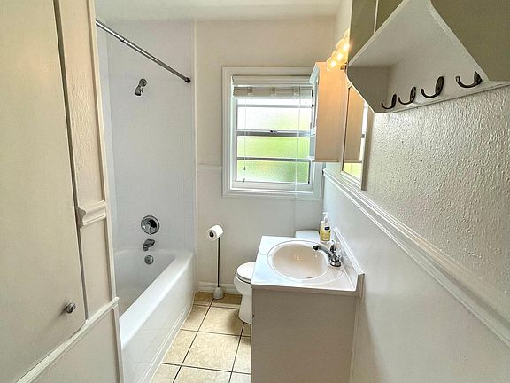 5th image of 824 W Lowry Ln
