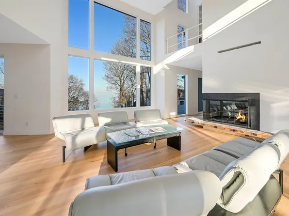 17 Stuarts Court, Port Jefferson, NY 11777