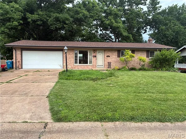 10121 Pinehurst Dr, Saint Louis, MO 63114