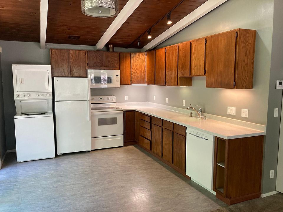 Kitchen with W/D,Microwave,Refrigerator/Freezer,Bosch dishwasher,filtered water.