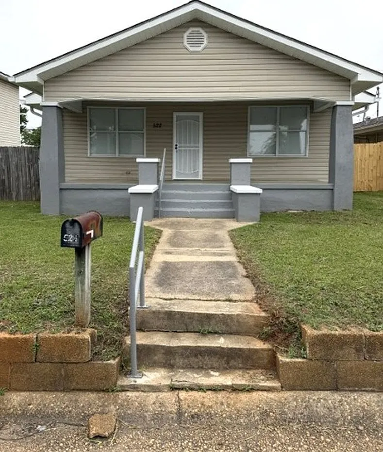 3 minutes from campus! 4 bedroom 2 bath house available now! — Photo 1