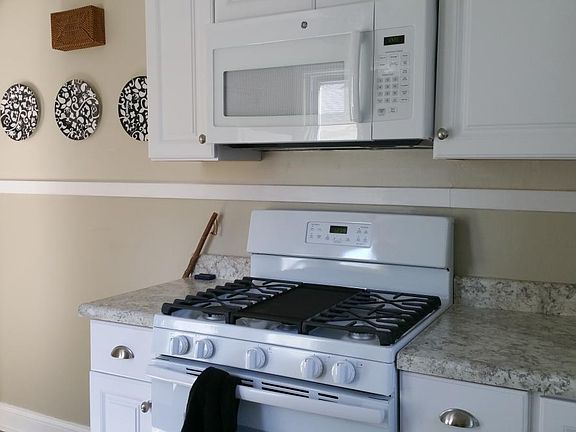Kitchen - stove/microwave