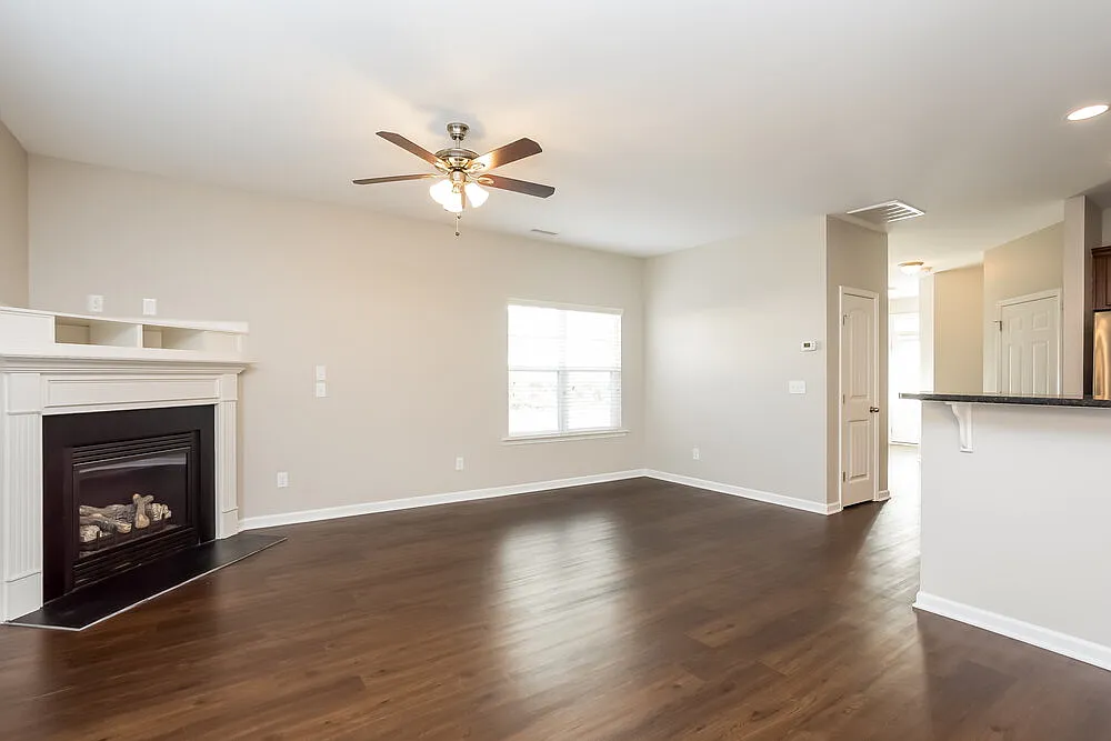 3 bed, 2.5 bath, 1700 sqft, $2,200 — Photo 3