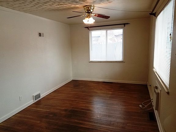 2307 Spruce - living room