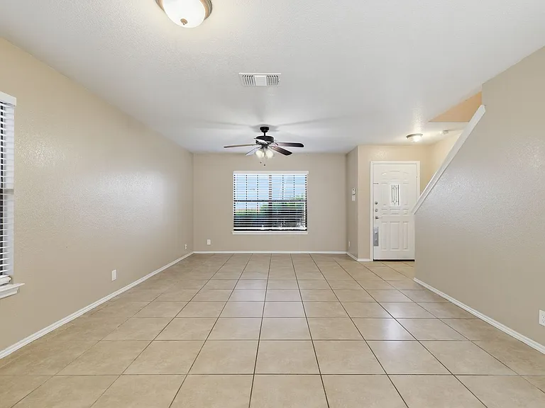 151 McLennan Oak — Photo 3