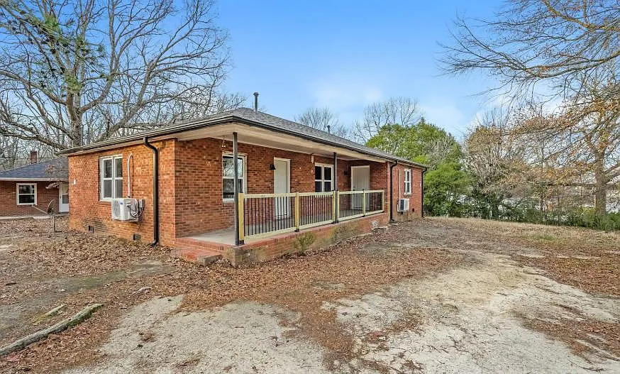 2 bed, 1.0 bath, 755 sqft, $900 — Photo 2