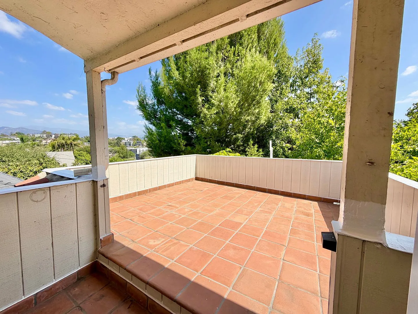 Top-Floor Duplex with Private Terrace & Two Garages, Minutes from Silver Lake Reservoir — Photo 3