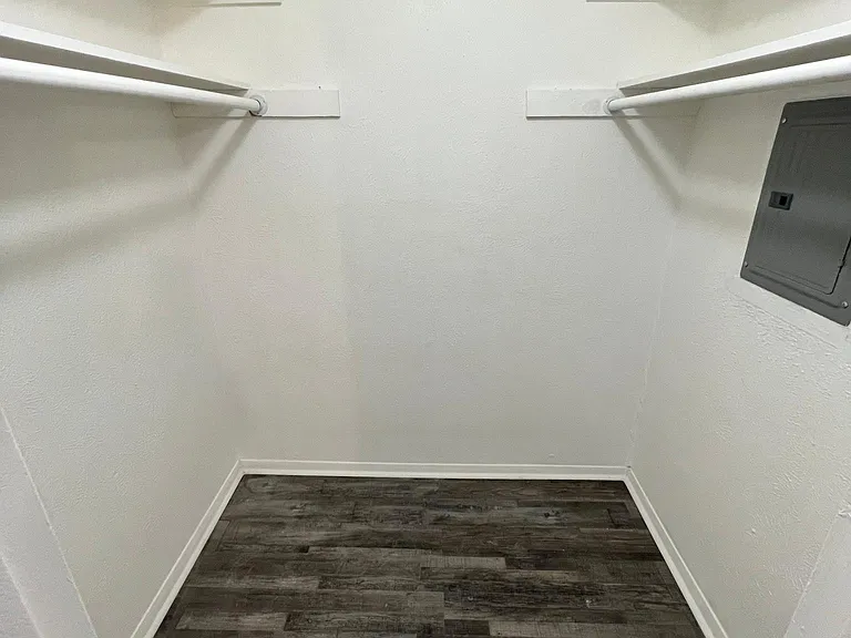Hampton Gardens Apartment — Photo 22