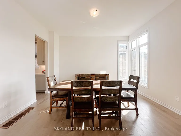 33 Del Ray Cres — Photo 3