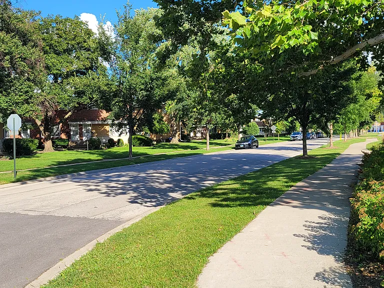 445 E Lincoln St — Photo 32