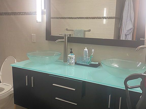 Master bathroom jacuzzi