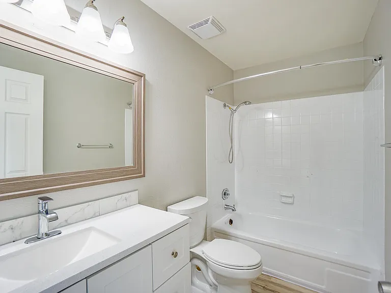 2100-2106 E 5th St #2102 — Photo 21