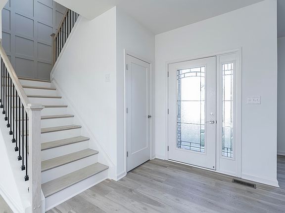5th image of 321 Blackthorn Dr
