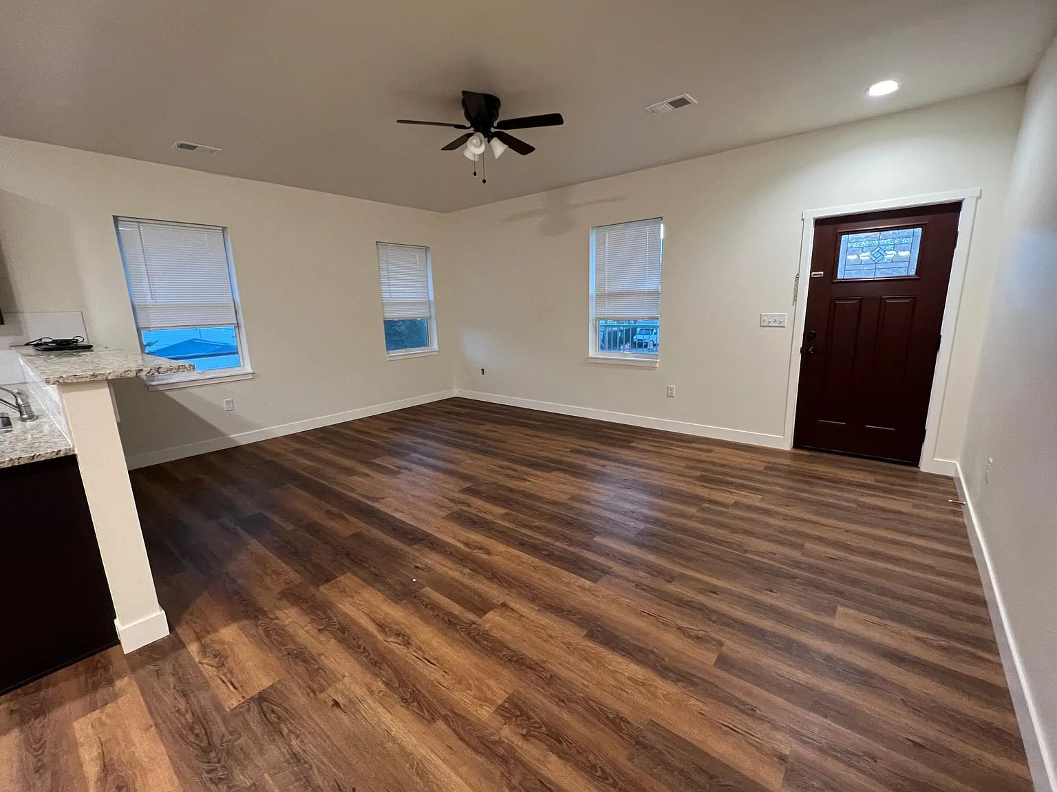 2 bed, 975 sqft, $2,200 — Photo 2