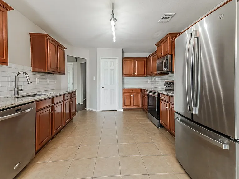 908 Matthew Ln — Photo 9