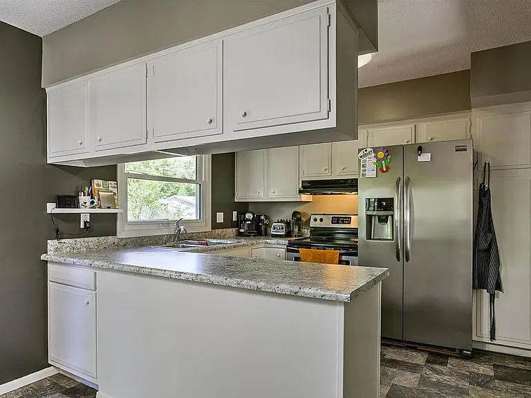 1901 Manor Ct — Photo 8