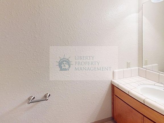 5th image of 915 Kenwood Ave APT 2