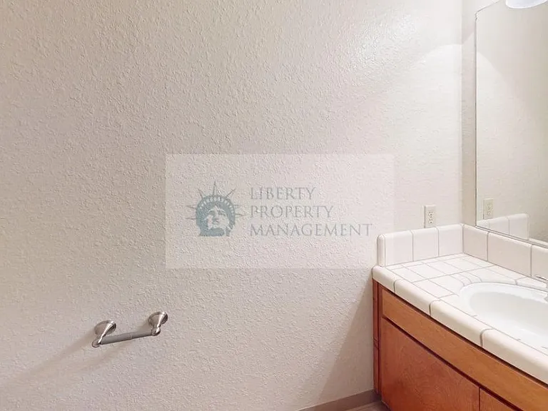915 Kenwood Ave #2 — Photo 5