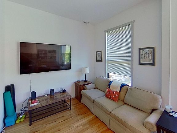 3rd image of 831 W Wrightwood Ave #2