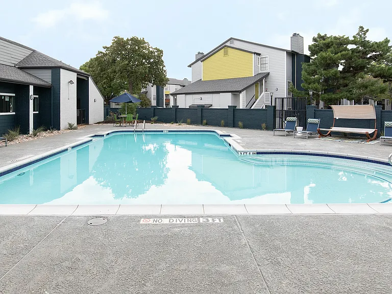 Maxwell Apartments — Photo 12