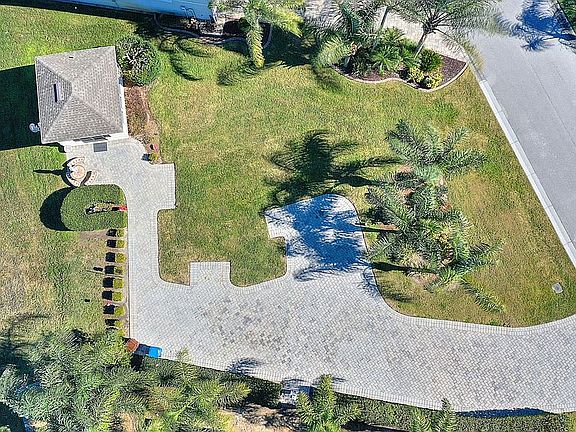 4th image of 714 Meandering Way