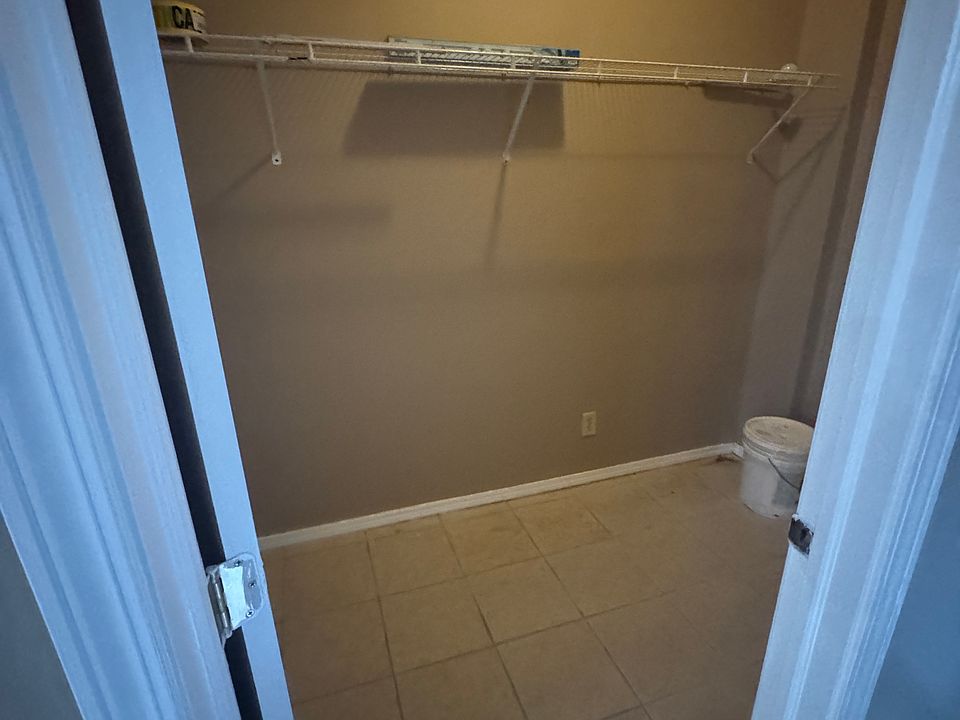 Large walk-in closet/possible 4th bedroom
