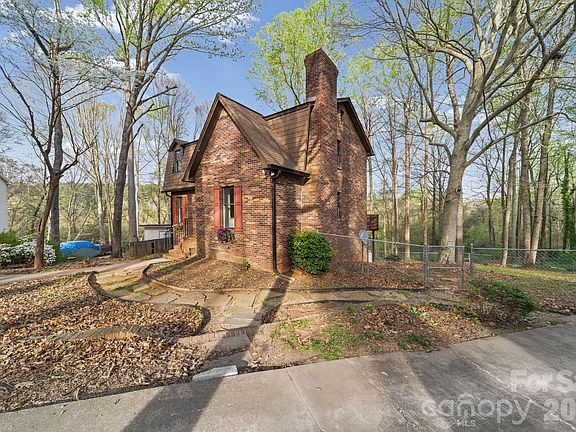 2nd image of 200 Maple Ct