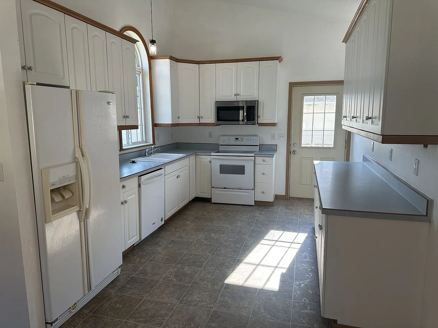 Move-In Special! $500 Off First Month's Rent! Large 4-Bedroom, 3-Bathroom House — Photo 2