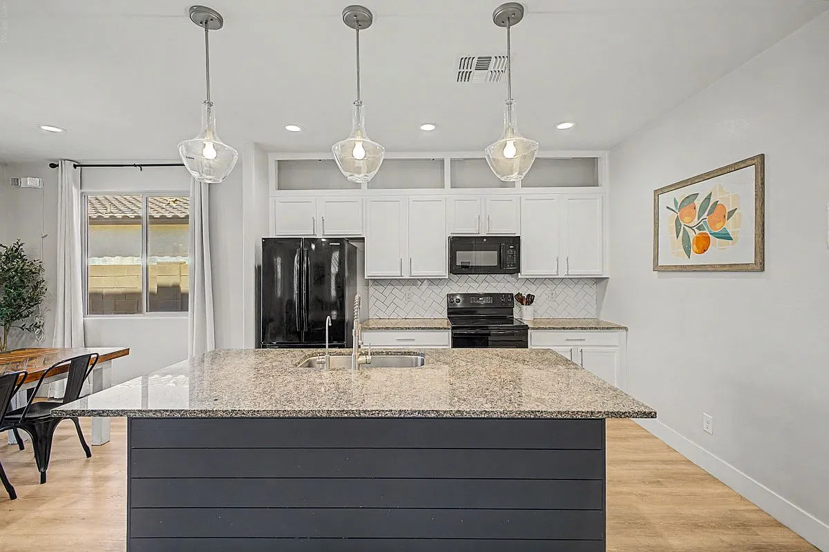 5 bed, 3.0 bath, 2611 sqft, $4,200 — Photo 4
