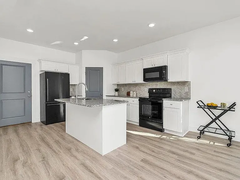 206 Essex Dr — Photo 8