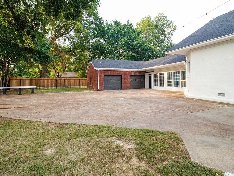 1020 W Matthews Ave — Photo 26