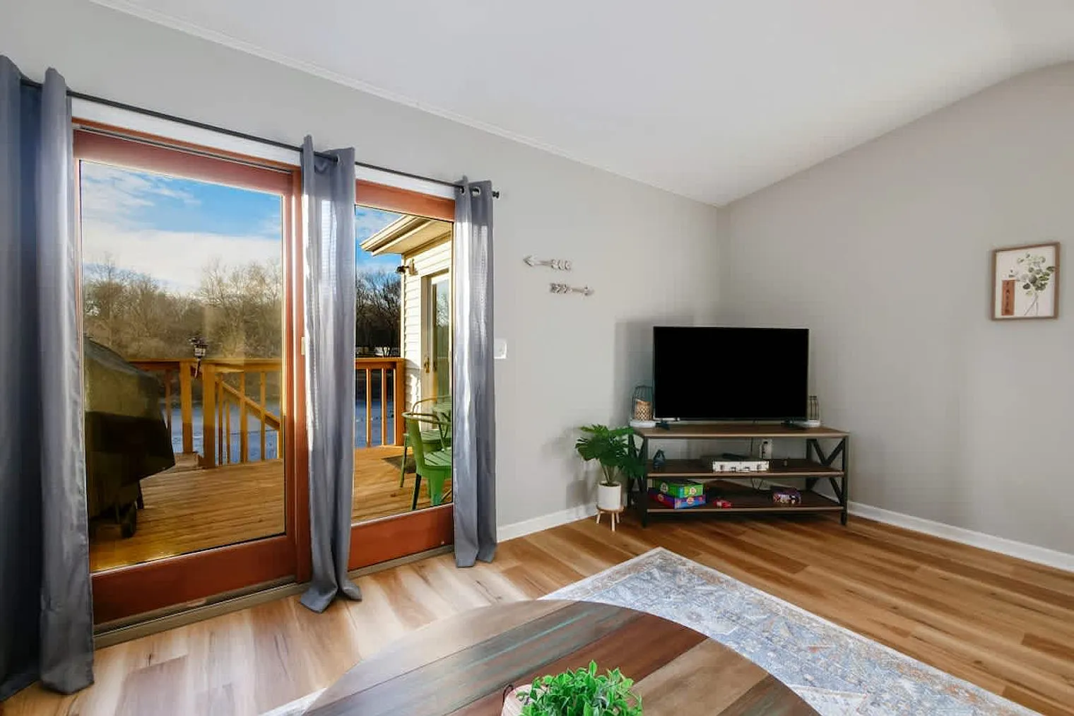 3 bed, 1.0 bath, 947 sqft, $3,090 — Photo 3
