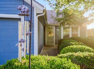 1328 N Arrowhead Ridge Dr, Independence, MO 64056