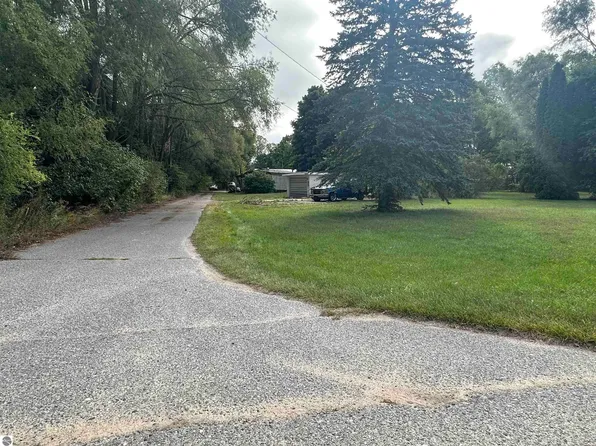11241 Deer Lake St, Clare, MI 48617