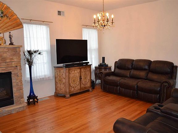 2nd image of 5 Coventry Ln