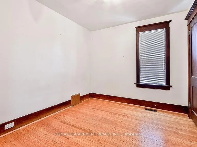 311 Queen St S — Photo 22