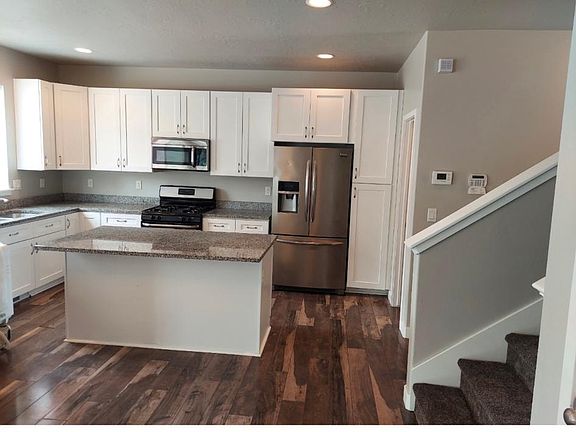 3rd image of 920 W Carlisle Park Ln