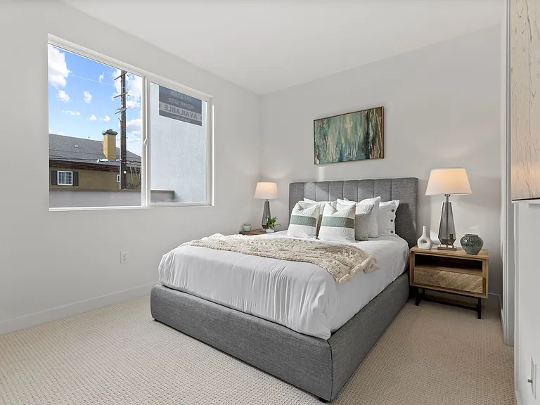 1st floor bedroom with en-suite bath (shower)
