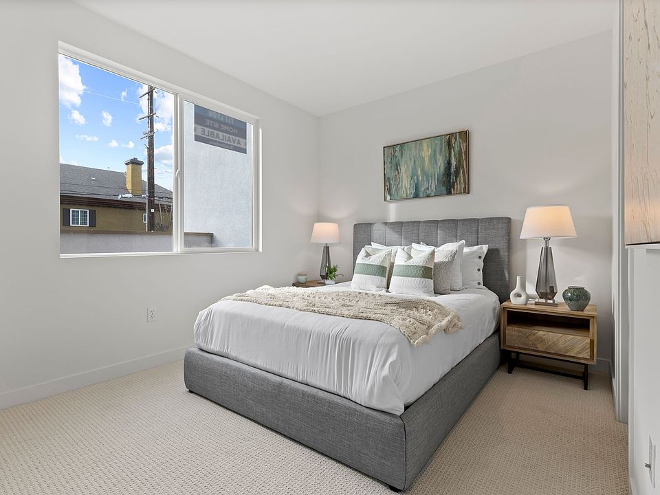 1st floor bedroom with en-suite bath (shower)
