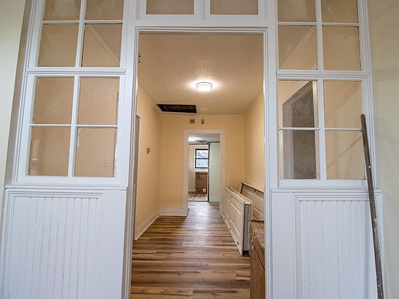 4th image of 607 Holmes St