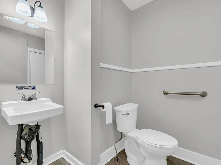 423 Main St — Photo 8