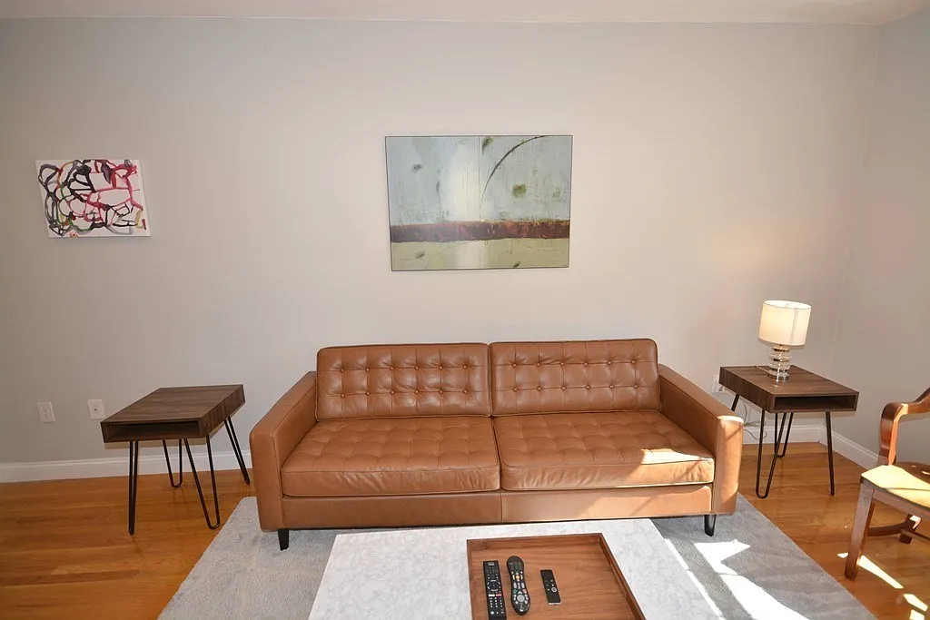2 bed, 1.5 bath, 1039 sqft, $4,500 — Photo 3