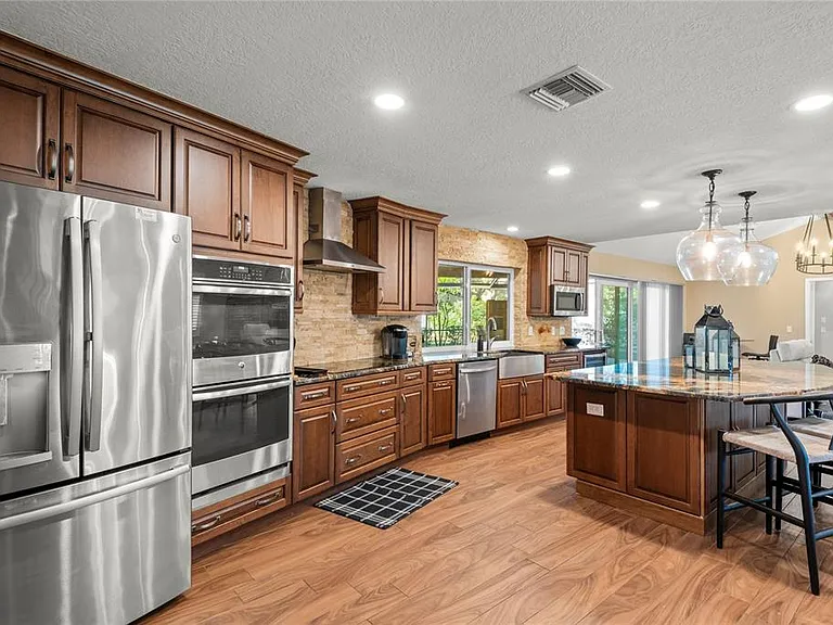 10285 Barry Dr — Photo 17