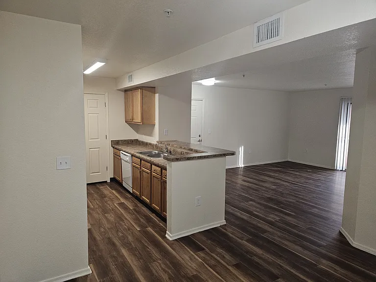 La Posada Apartments — Photo 9