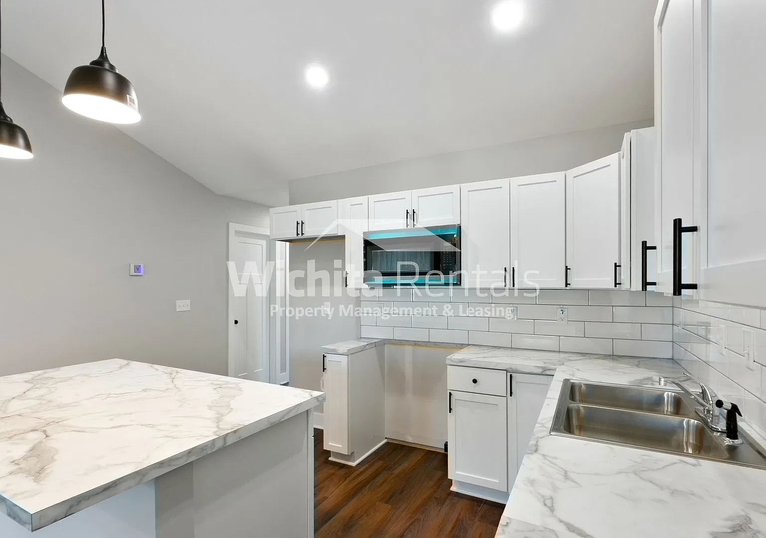 Delano duplex - upstairs unit — Photo 4