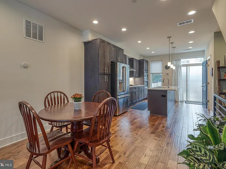 1239 E Palmer St — Photo 4